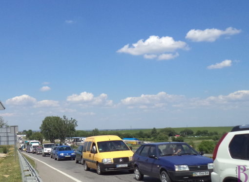 На кільцевій дорозі, поблизу Винник, машина збила велосипедиста